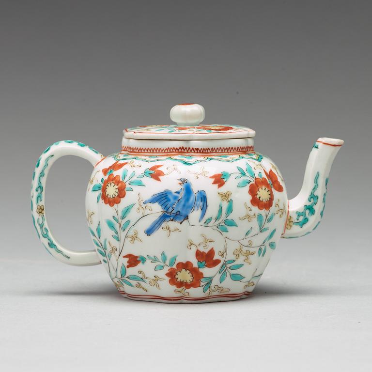 A 'Kakiemon' tea pot with cover, Qing dynasty, 18th Century.