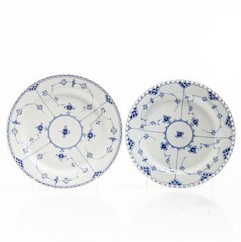Royal Copenhagen, Serveringsfat, två stycken, "Musselmalet" halv- respektive helblond (Blue fluted half and full lace), porslin.