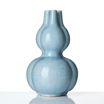 A 'claire de lune' glazed double-gourd vase, Qing dynasty 18/19th century.