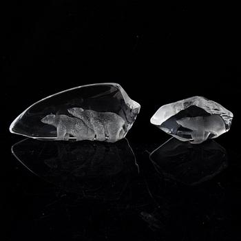 Mats Jonasson, two glass polar bears, Målerås, Sweden.