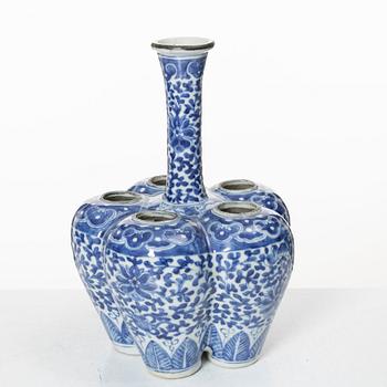 A blue and white tulip vase, Qing dynasty, 19th century.