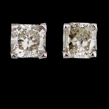 ÖRHÄNGEN, 1 par, 18 k vitguld, solitära princesslipade diamanter tot ca 1.48 ct.