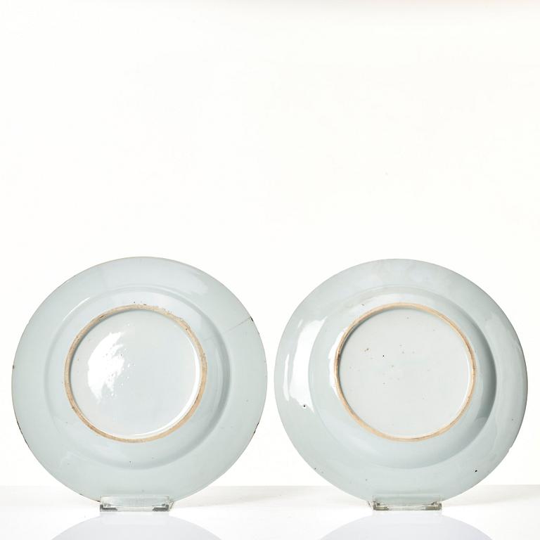A blue and white dish and four plates, Qing dynasty, Kangxi (1662-1722).