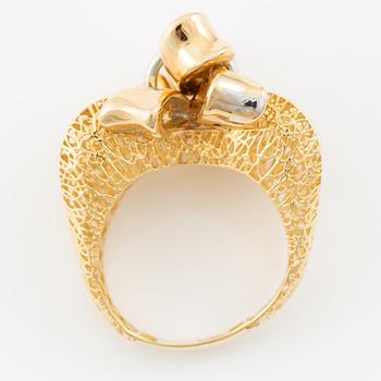 Demi parure, ring and earrings, 18K gold with brilliant-cut diamonds. Italy.