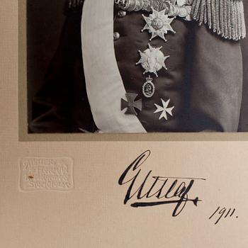 KUNG GUSTAF V AV SVERIGE, egenhändigt signerat foto, daterat 1911. Atelier Florman.