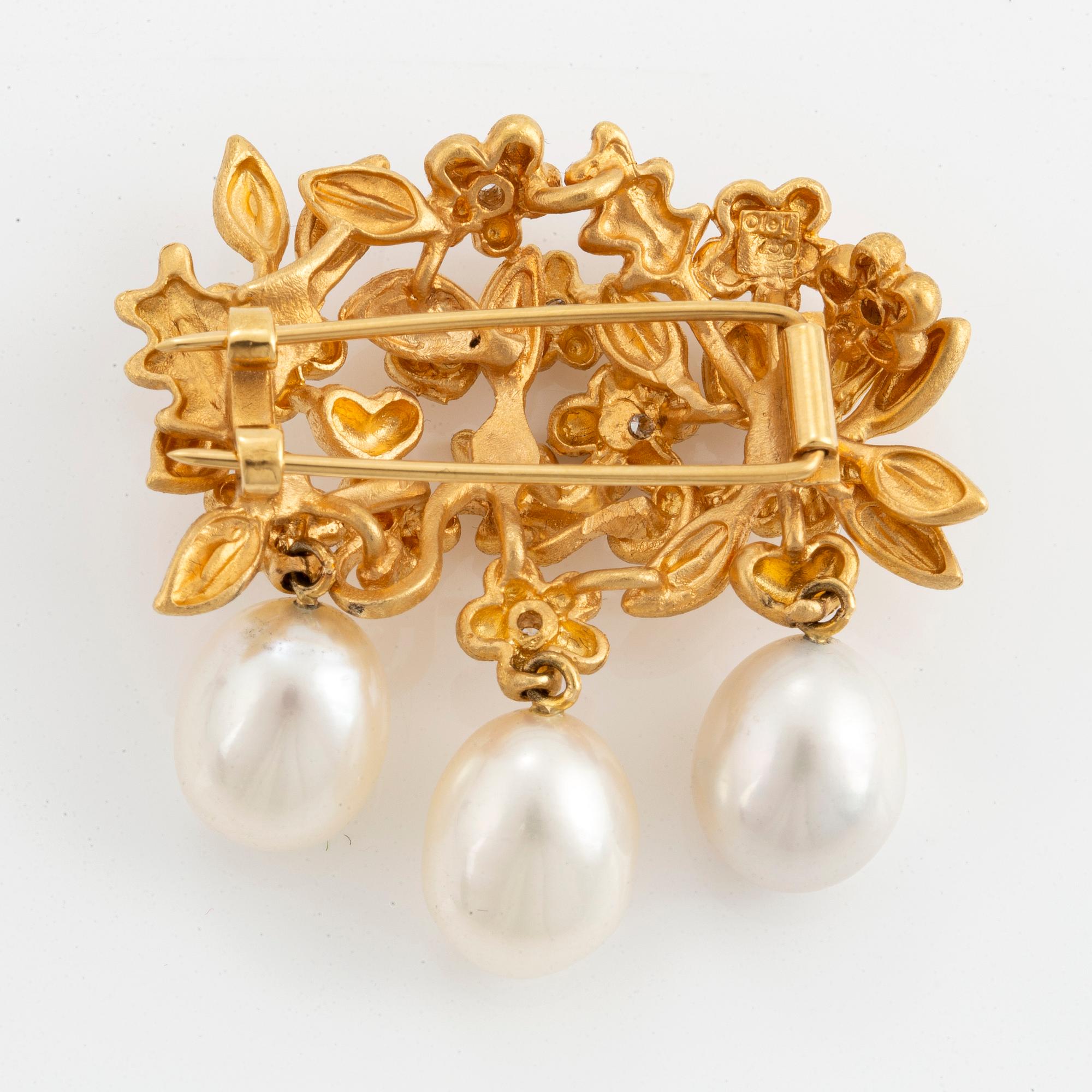 An 18K gold Ole Lynggaard brooch set with cultured pearls.