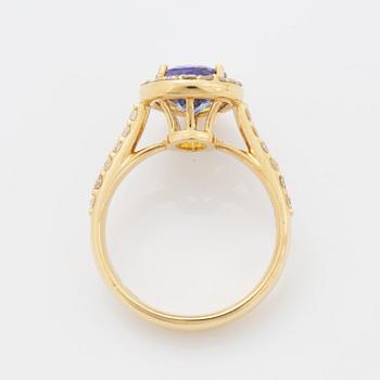 Ring, med droppformad fasettslipad tanzanit och briljantslipade diamanter.
