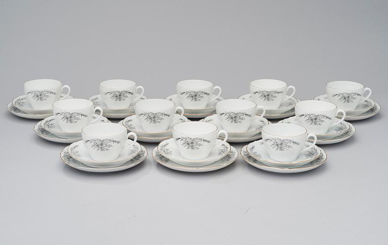 A MID-CENTURY FINNISH PORCELAIN DINNERWARE AND COFFEE SET "IRMA".