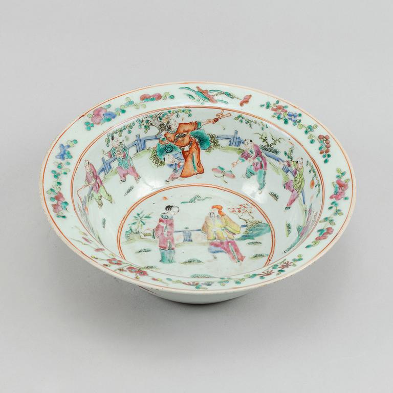 A famille rose basin, Qing dynasty, circa 1900.