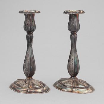 LJUSSTAKAR, ett par, silver, rokokostil, märkta JLH, haltstämplade 830. Svenska importstämplar, 1900-talets mitt.