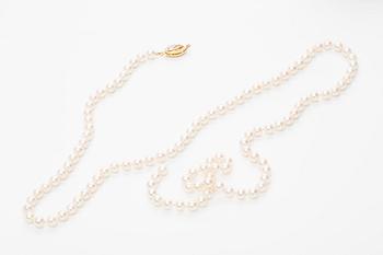 PÄRLCOLLIER, odlade saltvattenspärlor med lås i 18K guld med diamanter.