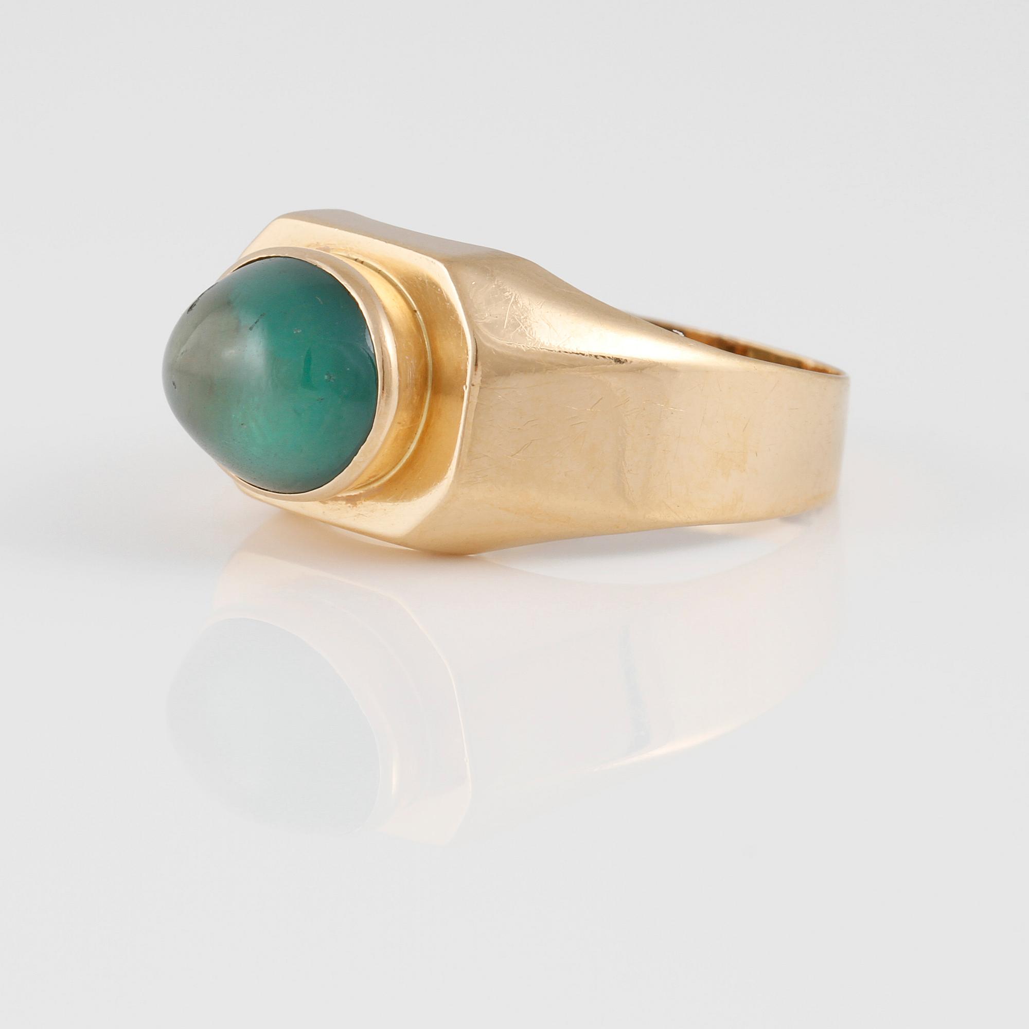 RING, 18K guld samt grön paste, Gustav Dahlgren & Co, Malmö, 1956. Vikt 2,8 gram.
