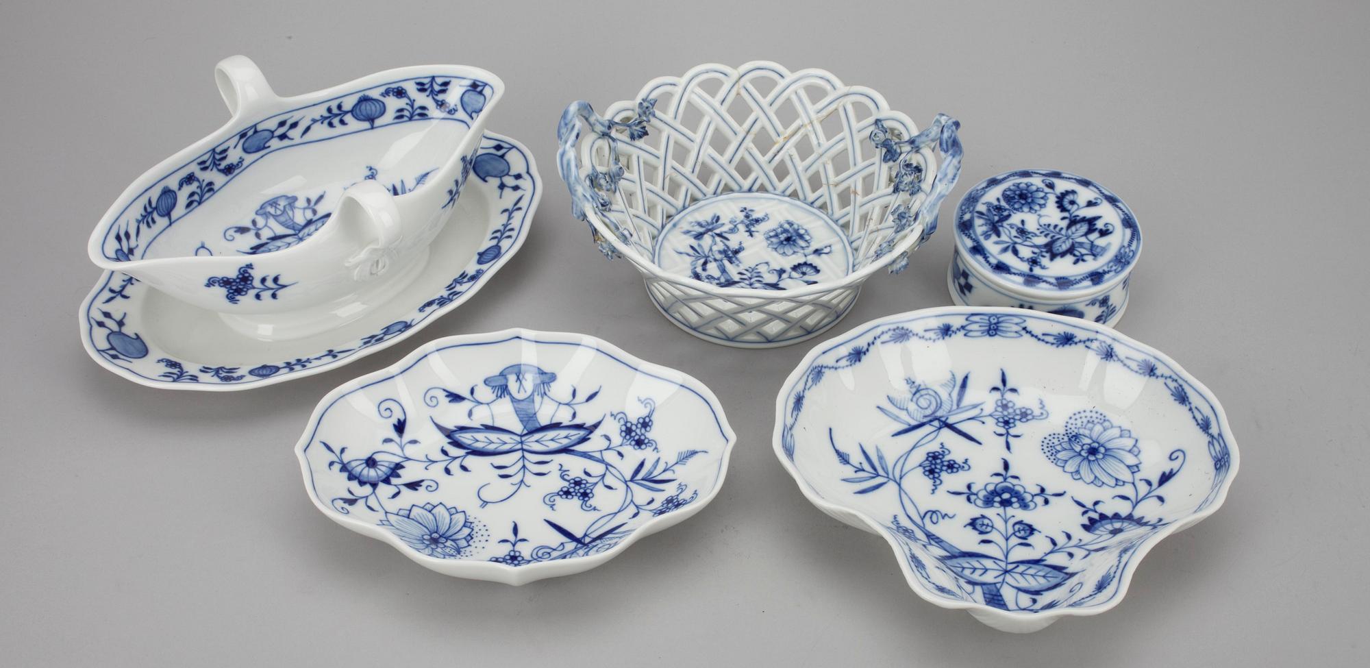 SERVISDELAR, 5 st, porslin, "Lökmönstret", Meissen 1900-tal.