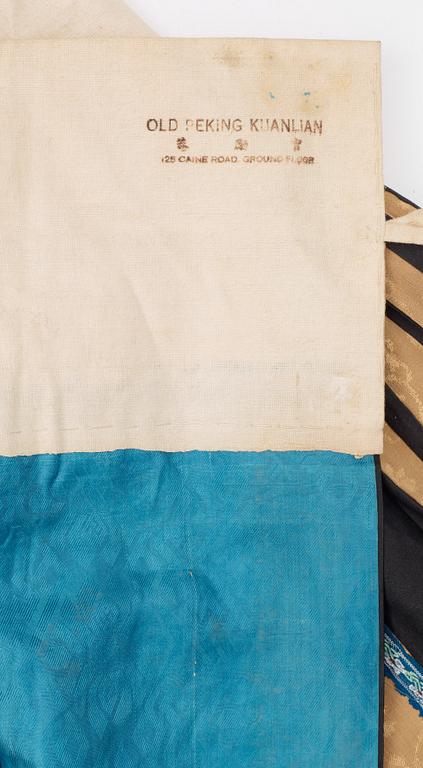 ROBE AND SKIRT, silk. The height of the robe is 64 cm, the height of the skirt 93 cm. China the beginning of the 20th century.