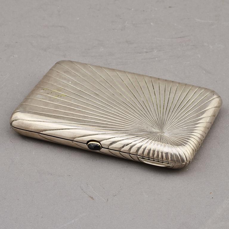 CIGARETTETUI, silver, Ryssland. 1900-tal. Vikt 146 g.