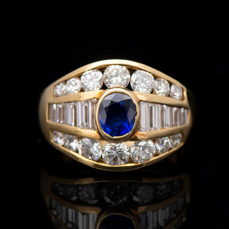 A RING, facetted sapphire, brilliant and baguette cut diamonds, 18K gold.