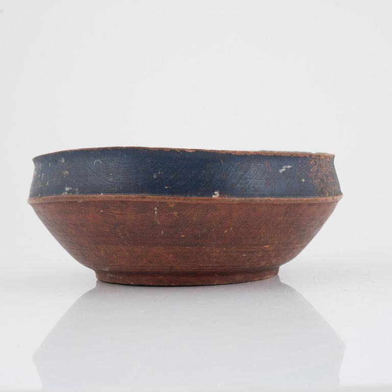 A Swedish folk art bowl and a box with cover, 19th century.