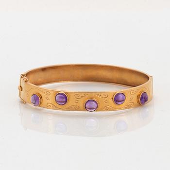 Armring 18K guld med cabochonslipade ametister.