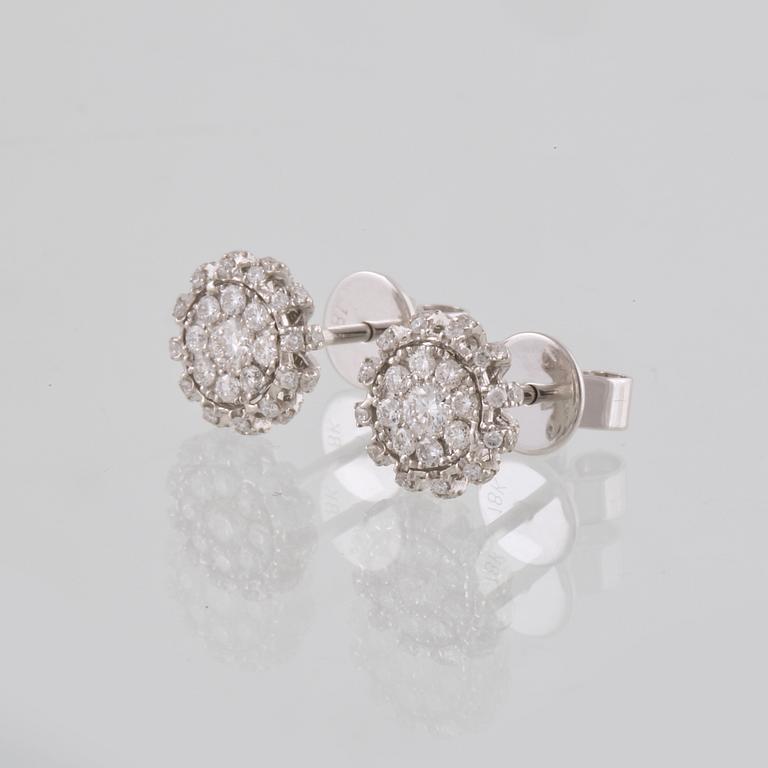 ÖRHÄNGEN, 18K vitguld med briljantslipade diamanter, 0.46 ct. Vikt 2,0 g.