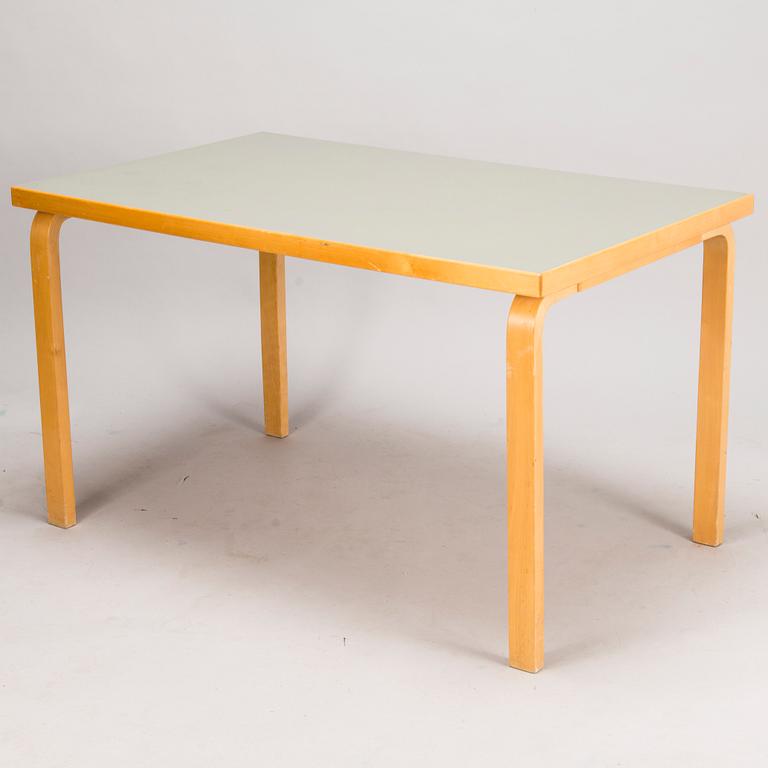 ALVAR AALTO, a mid-20th century '82' table for Artek.