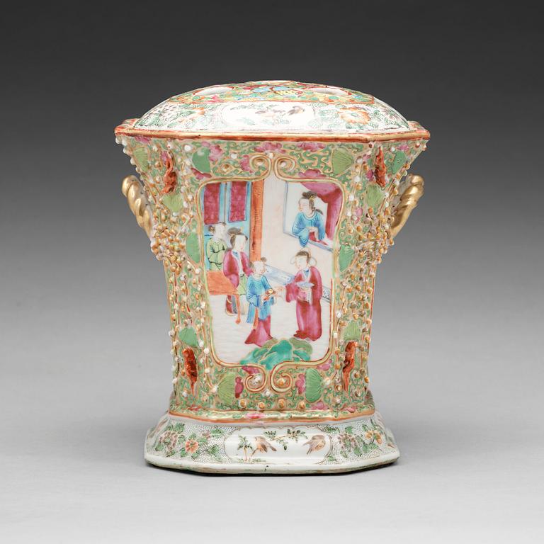 An Export Canton famille rose tulip vase, Qing dynasty, late 19th Century.