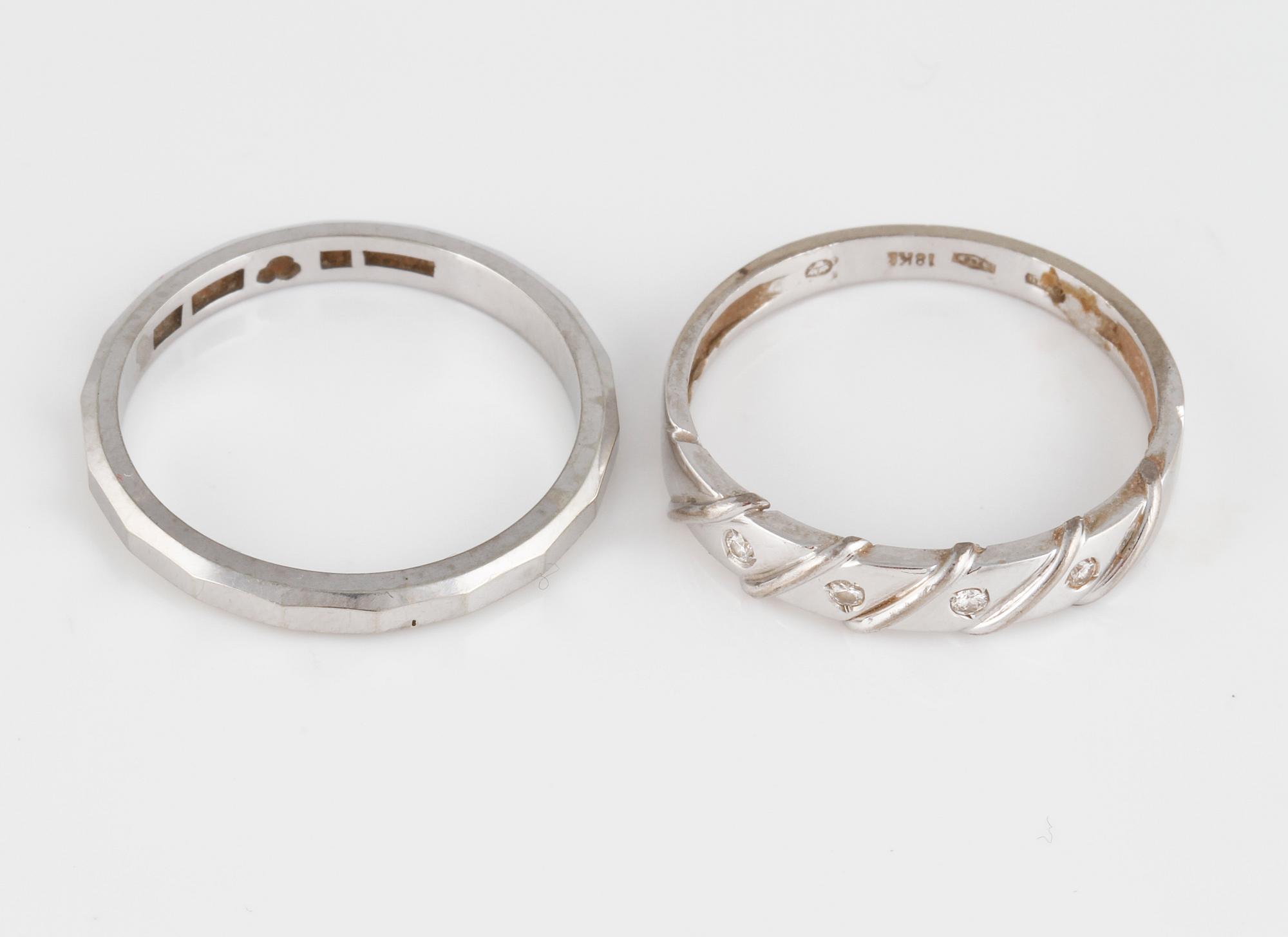 RINGAR, 2 st, 18K vitguld sam 4 briljantslipade diamanter. Vikt 5,4 gram.