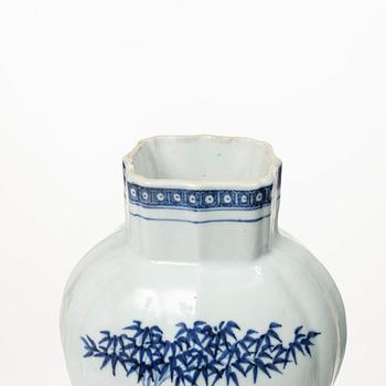 A blue and white export porcelain urn with cover, China, Qingdynasty, 18th century.