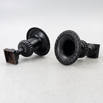 A pair of cast iron garden urns, 20th century.