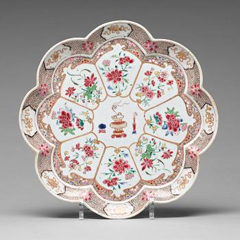 789. A famille rose flower shaped tray, Qing dynasty, Qianlong (1736-95).