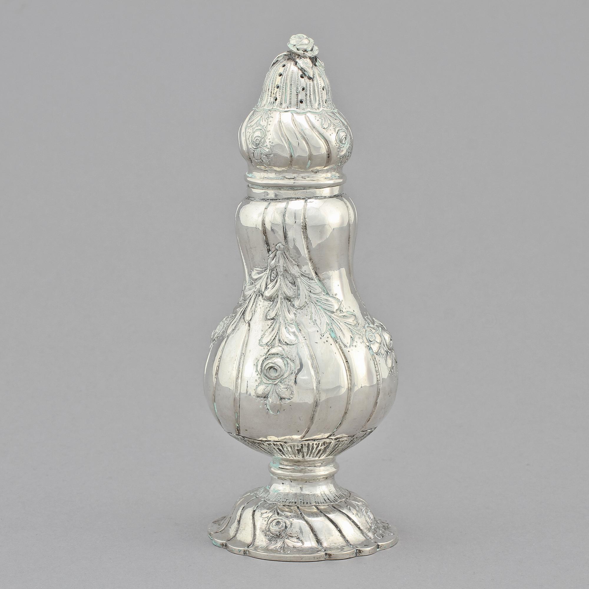 SOCKERRUSKA och SALTSTRÖARE, silver, rokokostil, bl a CG Hallberg, Malmö. Tot v 310 g.