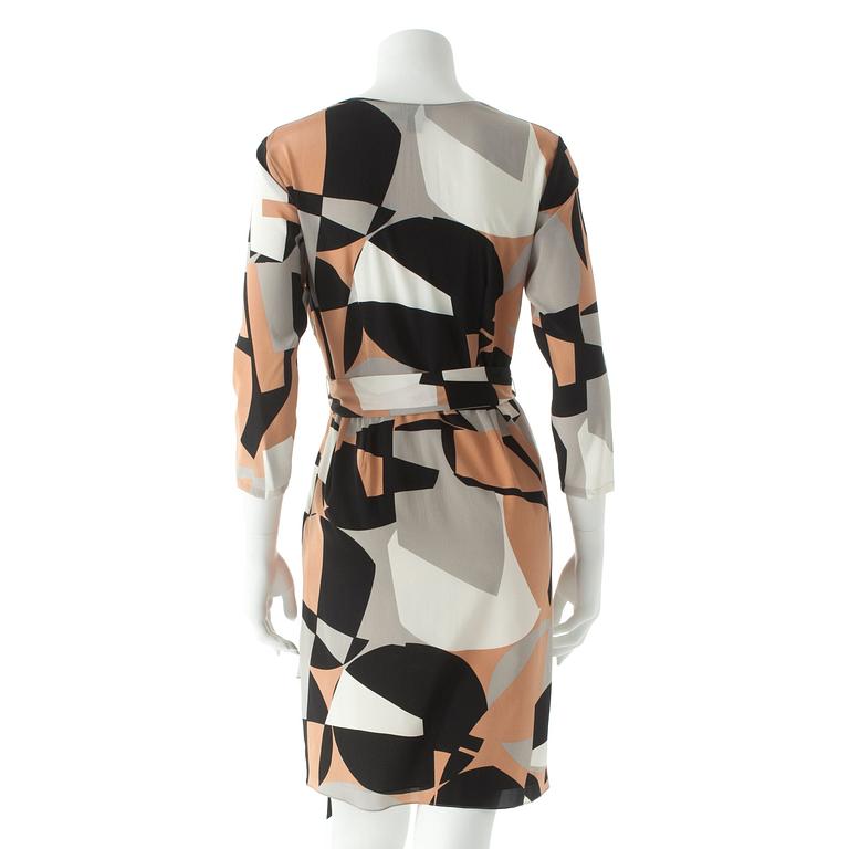 DONNA KARAN, a silk dress patterned i white, beige, grey and black.