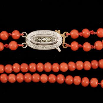 COLLIER, 2 st samt ARMBAND. Korall.