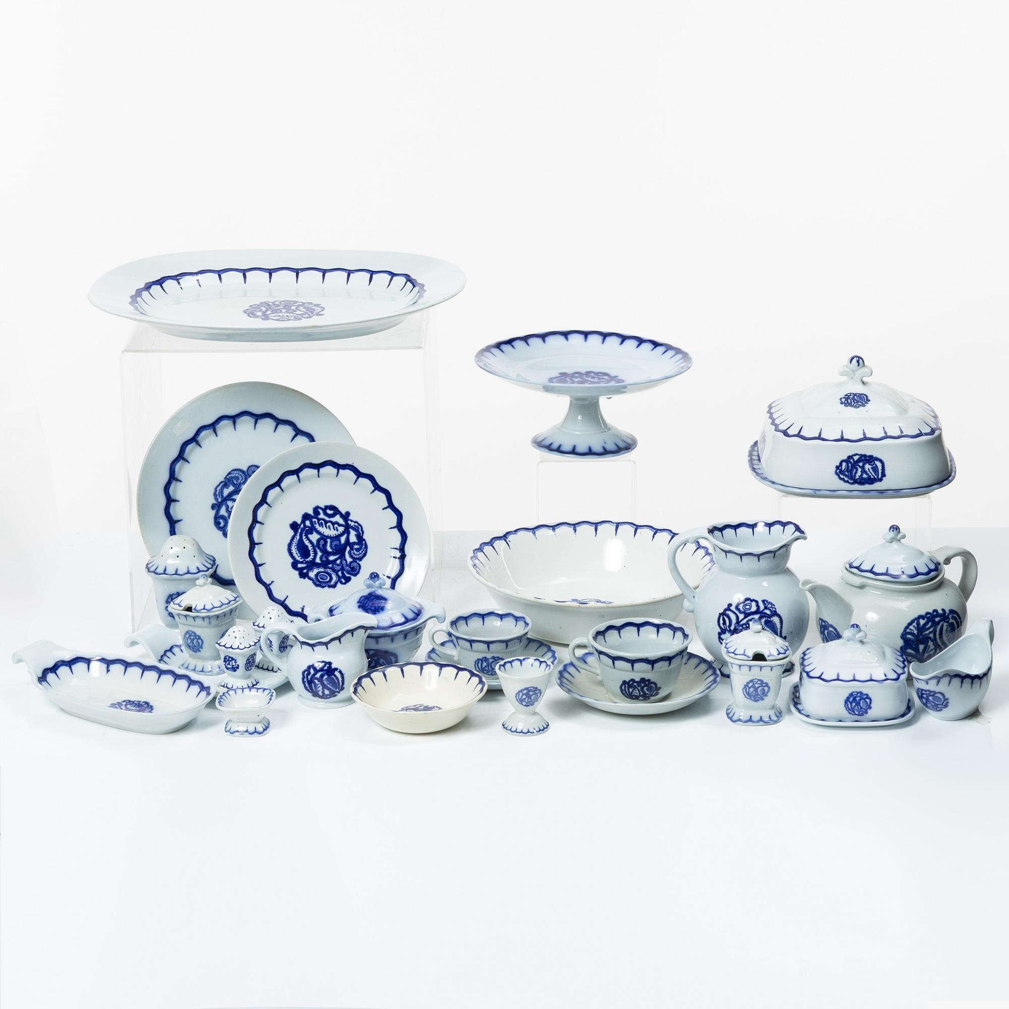 Wilhelm Kåge, 35 pieces of a 'Liljeblå' service, Gustafsberg, Sweden, 1918-1936.