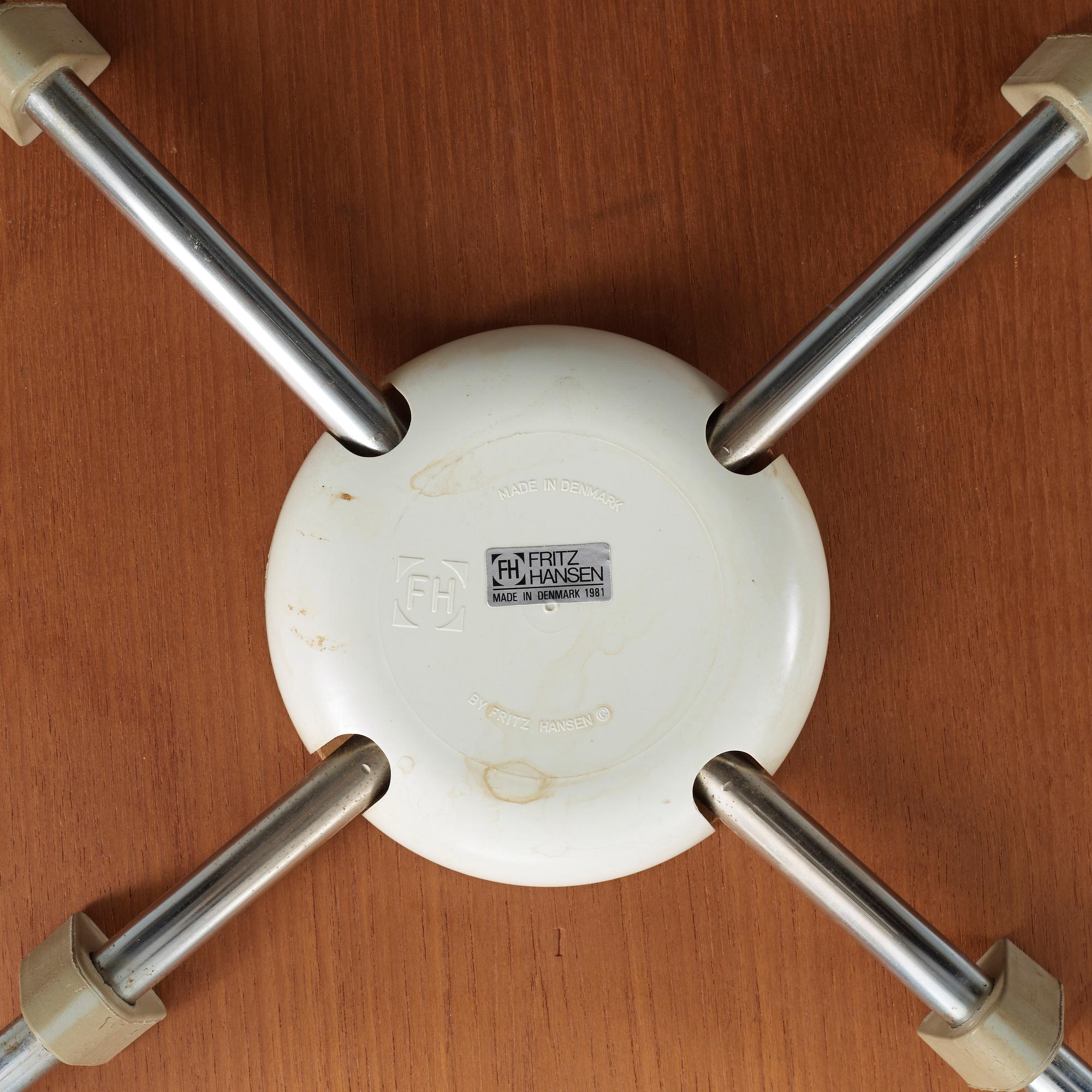 STOLAR, 2 st, modell 3105, Arne Jacobsen, Fritz Hansen, 1900-talets andra hälft.