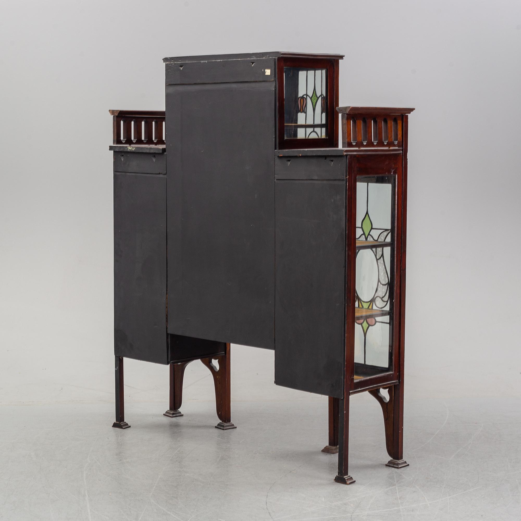 An art noveau vitrine cabinet, early 20th Century.