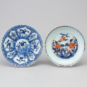 Two Chinese export porcelain plates 19/20th century.