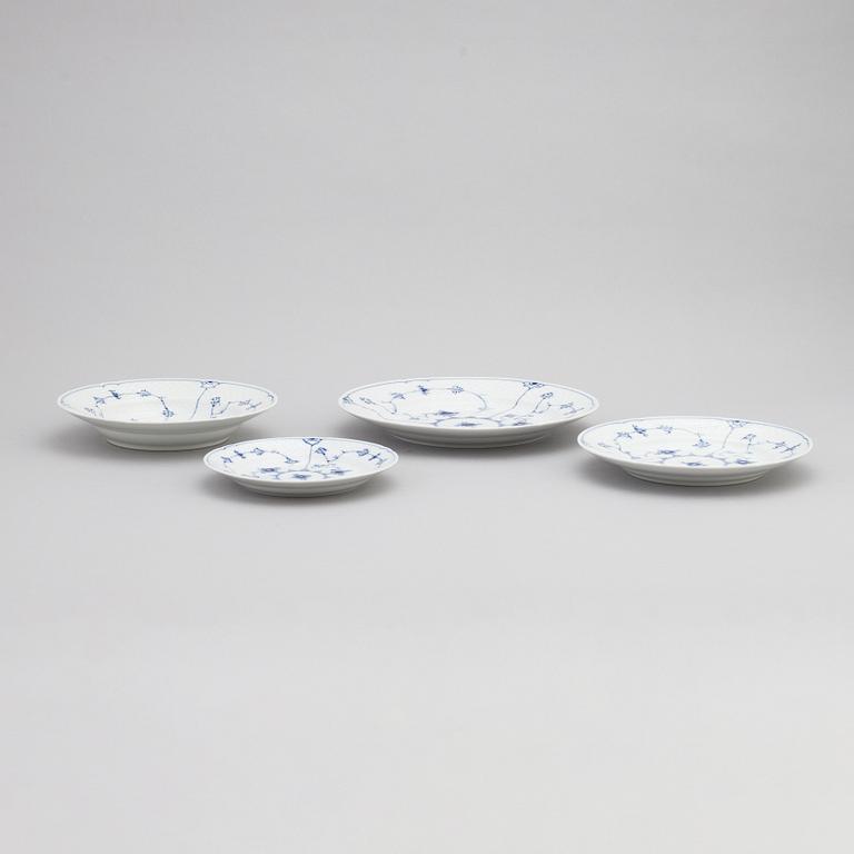 Matservis, 58 delar, porslin, "Musselmalet", Bing & Grøndahl samt Royal Copenhagen, Danmark.