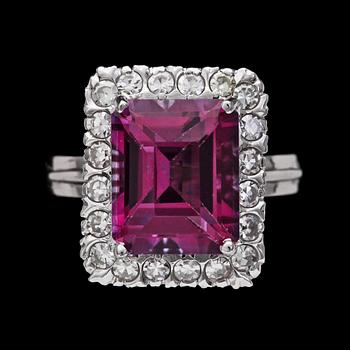 40. RING, rosa topas samt briljantslipade diamanter, tot. ca 0.40 ct.