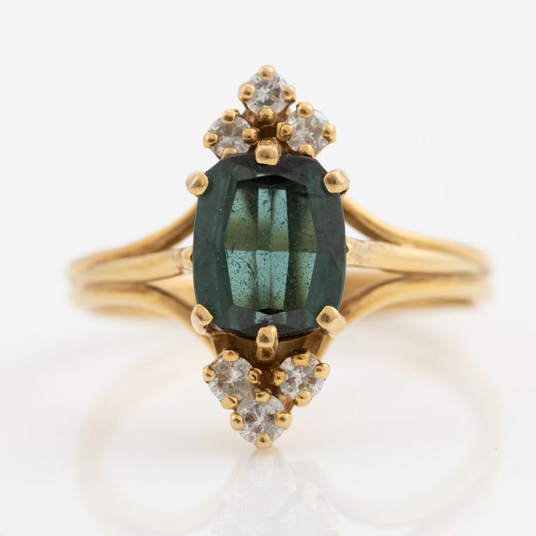 Ring 18K guld med grön turmalin och briljantslipade diamanter.