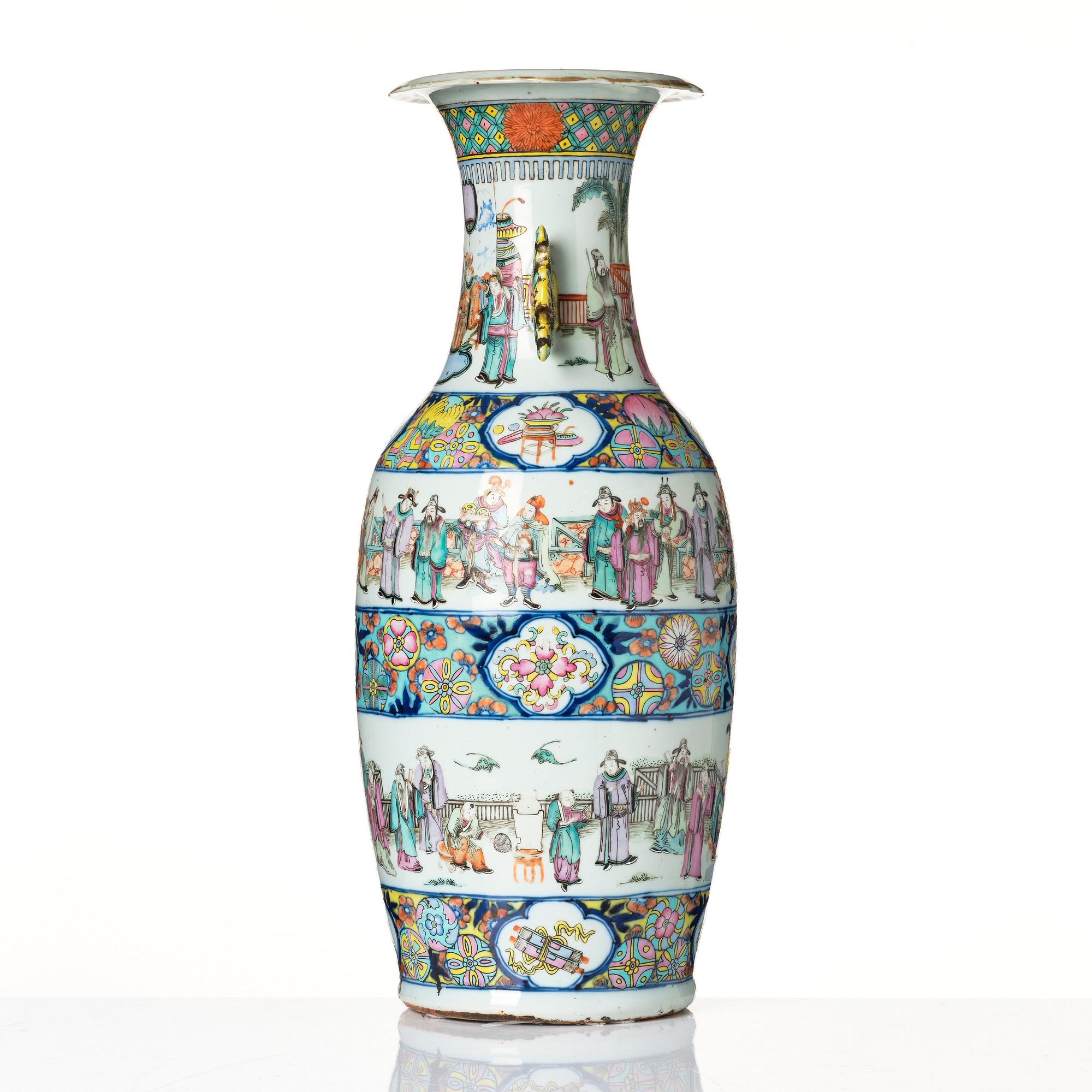 A large famille rose vase, Qing dynasty, 19th century.