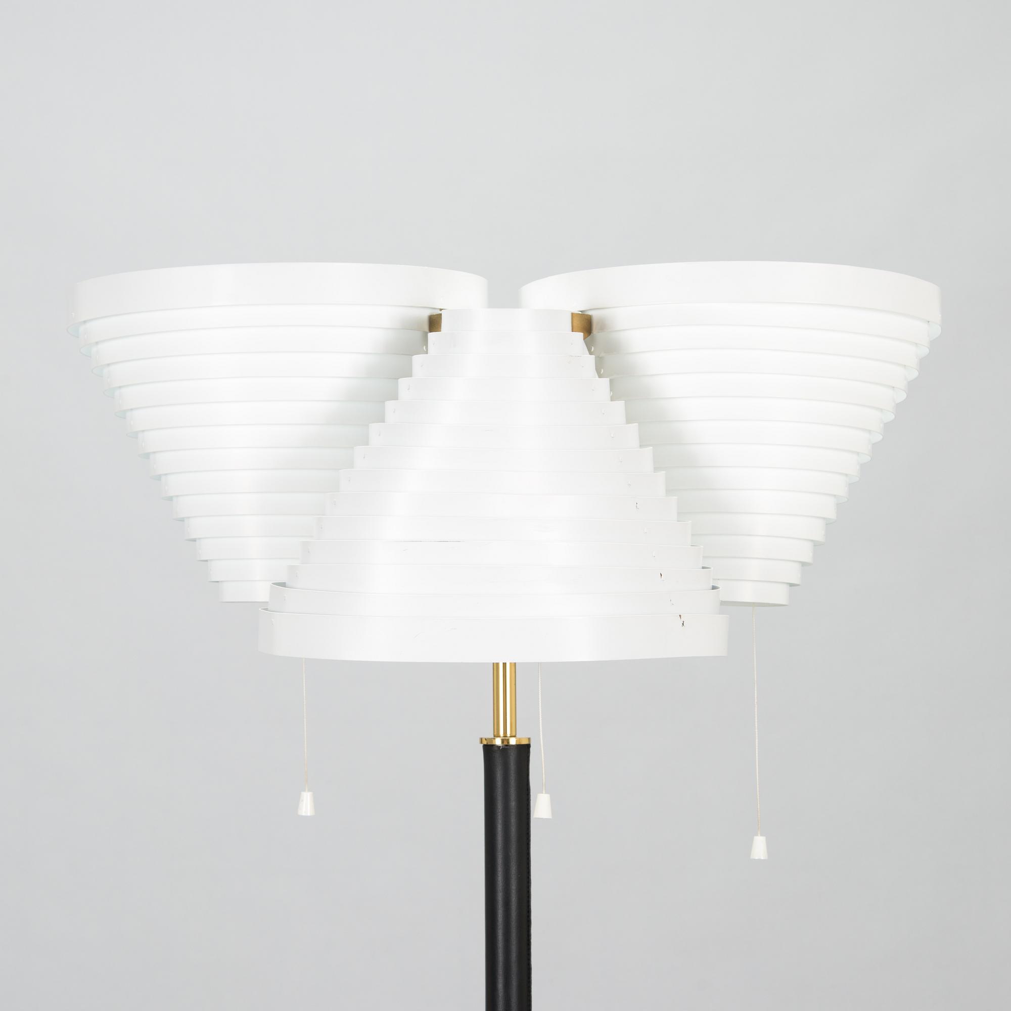 Alvar Aalto, golvlampa modell A809, Valaisinpaja 1900-talets slut.