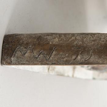 Marjatta Weckström, reliefi, pronssi, signeerattu MW ja päivätty 79.