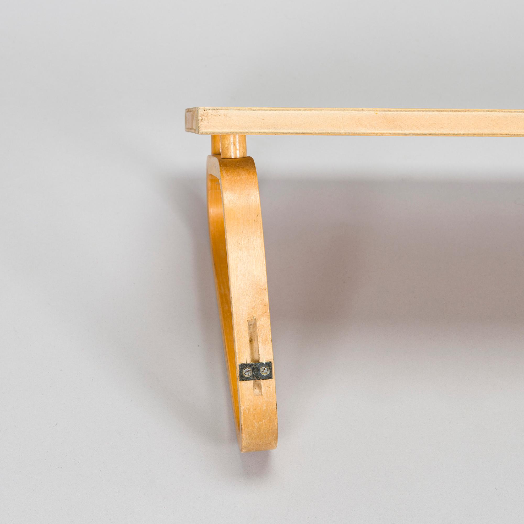Alvar Aalto, seinähylly, malli 112, O.Y. Huonekalu- ja Rakennustyötehdas A.B. 1930/1940-luku.
