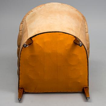 FÅTÖLJ, läderklädd, 1920-30-tal.