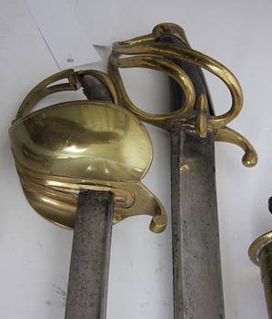 SABLAR, 2 st, FLINTLÅSPISTOL och KRUTKVARN.