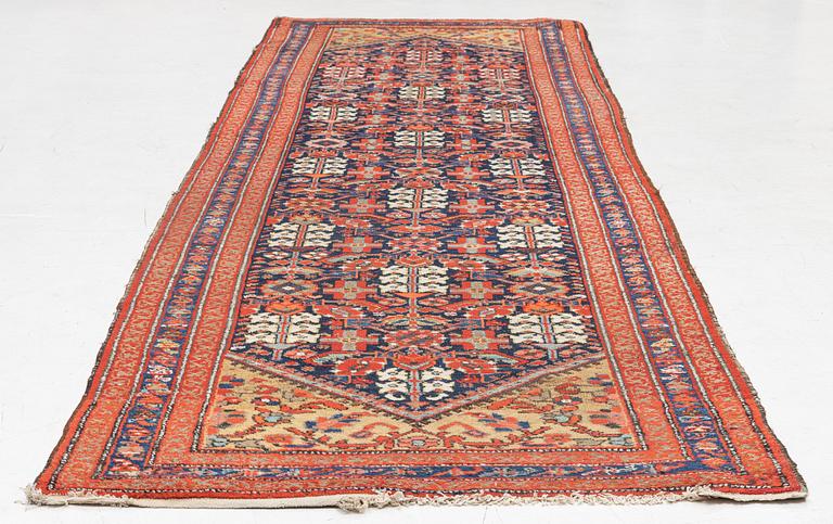 Gallerimatta, antik/semiantik Malajir, ca 365 x 105 cm.