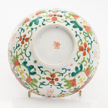 A set of five Chinese porcelain bowls, early 20th century.