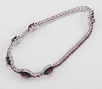 ARMBAND, 18K vitguld, rubiner tot ca 4.54 ct. och svarta spineller tot ca 1.15 ct.