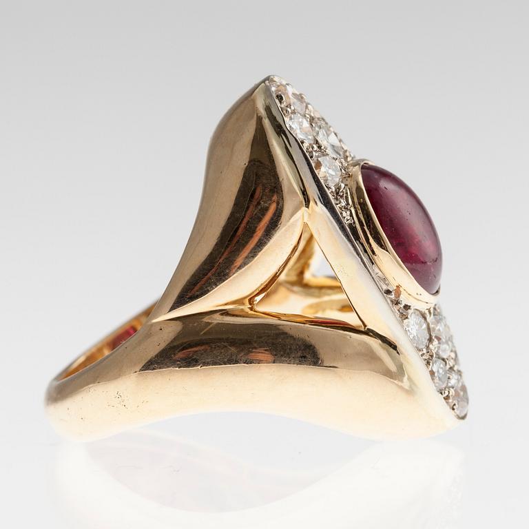 RING, 18K guld, rubin ca 3 ct, antik- och briljantslipade diamanter ca 1,4 ct. 1900 t. senare hälft. Vikt 16,4 g.