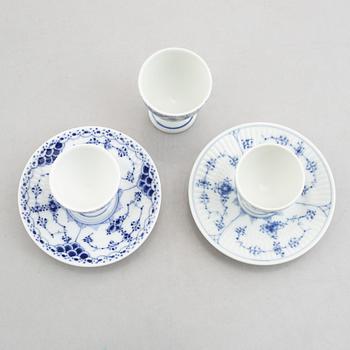 Äggkoppar, tre stycken, ett par salt-/pepparströare, två såssnipor, porslin, "Musselmalet", Royal Copenhagen.